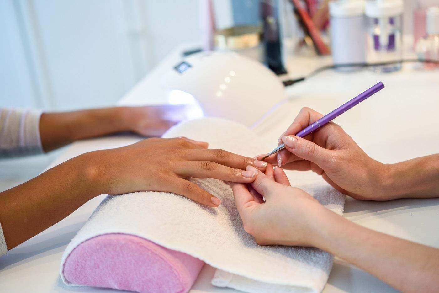 Ofereça serviço de manicure dentro de sua loja