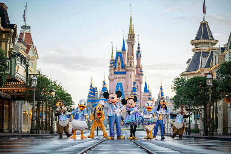 O jeito Disney de encantar os seus clientes - Parque da Disney: Na frente: Tico, Pato Donald, Pluto, Mickey, Minnie, Margarida, Pateta, e Teco, atrás o castelo dos parques da Disney